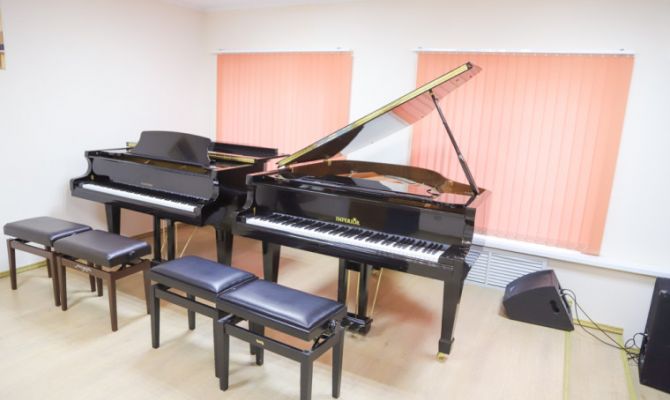 Илья Беспалов подарил школьникам концертный рояль