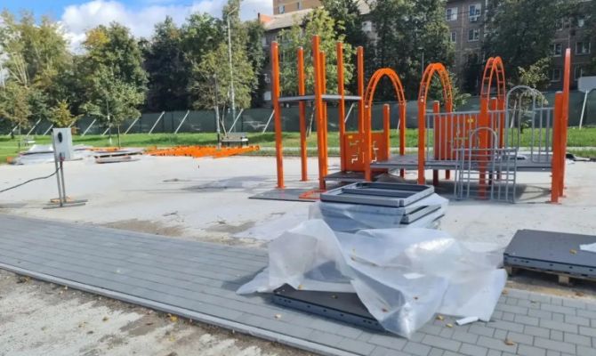 В сквере «Встреча» в Туле устанавливают детский игровой комплекс «Локомотив»