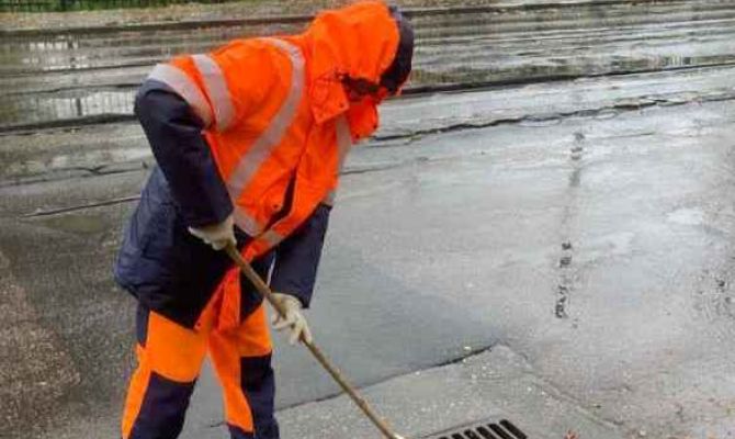 В Туле продолжаются работы по прочистке ливневой канализации