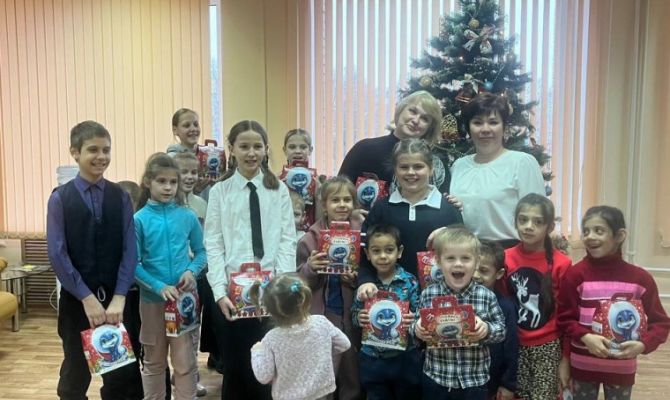 Дед Мороз и Снегурочка в Туле поздравили детей, оказавшихся в трудной ситуации