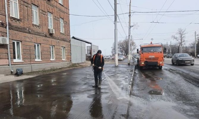 Коммунальщики круглосуточно убирают улицы Тулы