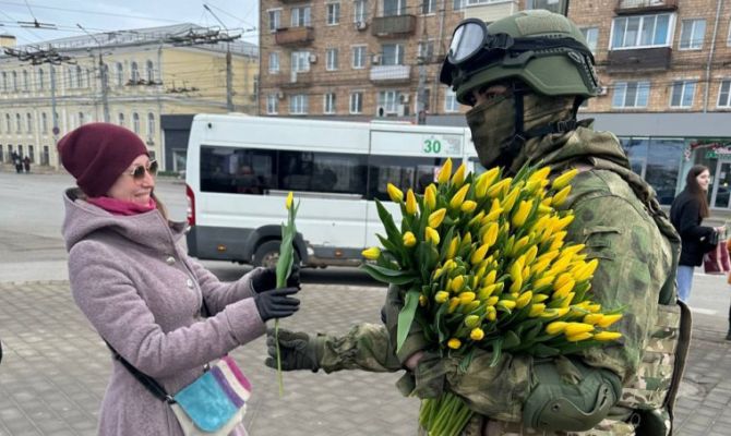 В центре Тулы десантники подарили женщинам цветы
