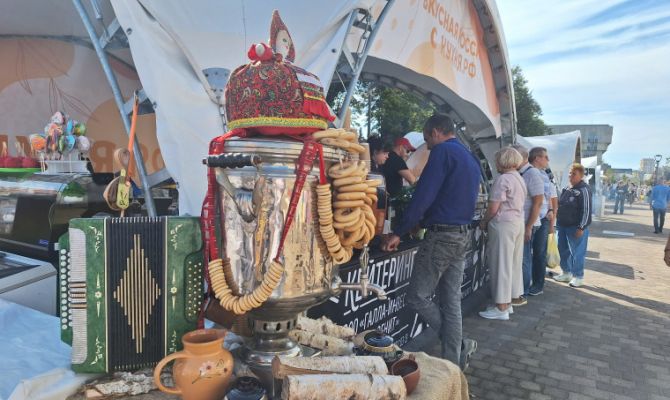 В День города на Крестовоздвиженской площади туляков угощают пряниками и пастилой