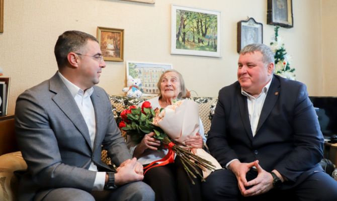 Мэр и глава городской администрации навестили 90-летнюю блокадницу в Туле