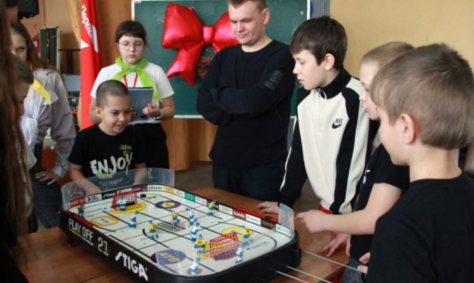 Более 60 школьников из Тулы сразились в настольный хоккей