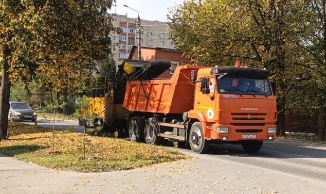 57 кубометров за сутки: в Туле продолжается уборка улиц от мусора и листвы