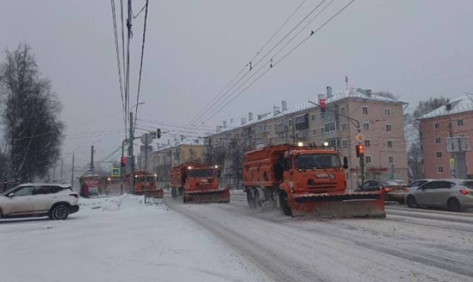 Более 140 специалистов ликвидируют последствия сильного снегопада в Туле