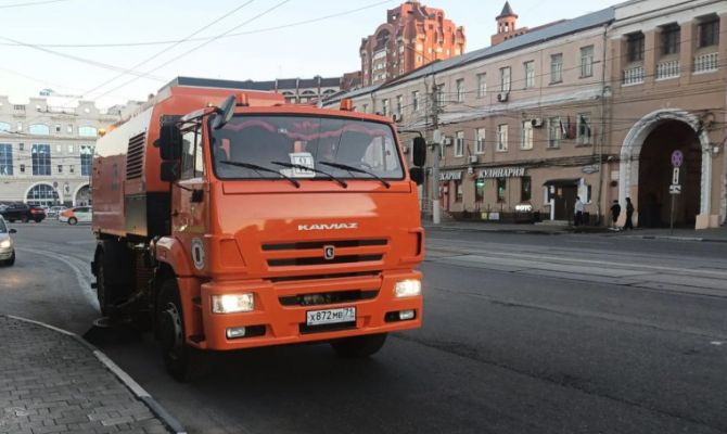 Коммунальщики убирают улицы Тулы круглосуточно