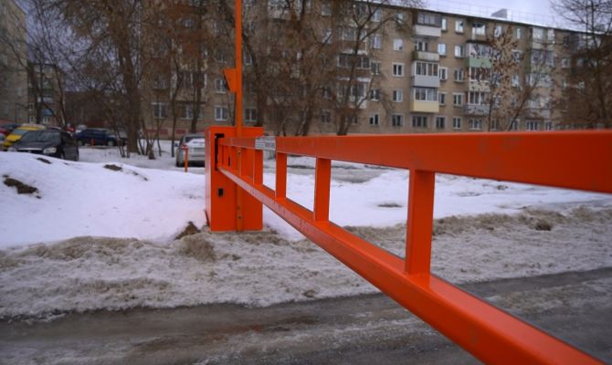 «Скорая не может проехать»: как в Туле будут бороться со шлагбаумами во дворах