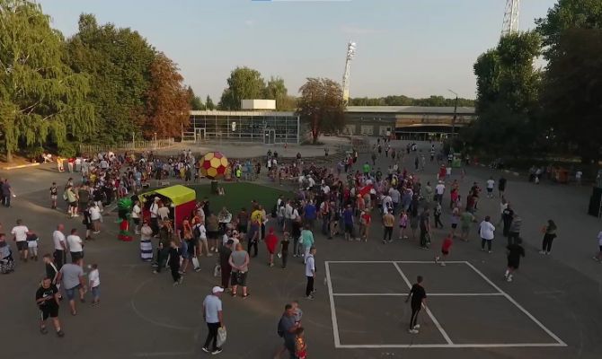 Юным болельщикам перед матчем тульского "Арсенала" подарили школьные наборы