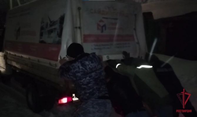 Тульские росгвардейцы помогли водителю выбраться из снежного плена