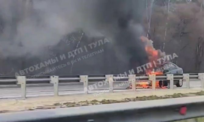 Иномарка загорелась на трассе М-2 "Крым" под Тулой после ДТП