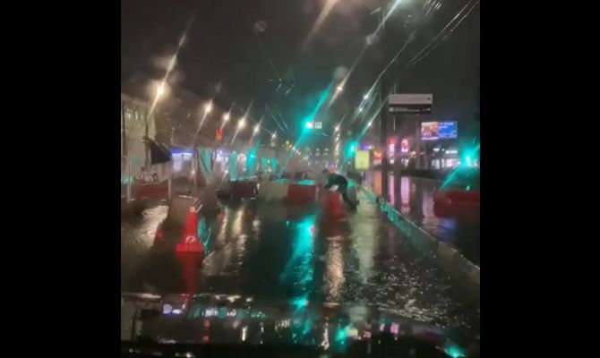 В Туле сильный ветер раскидал по проезжей части на улице Советской дорожные ограждения