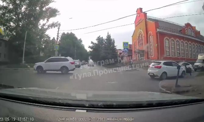 В Туле 13-летняя девочка на электросамокате попала под колеса иномарки