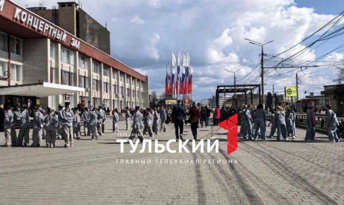 Юные туляки устроили танцевальный баттл перед ГКЗ
