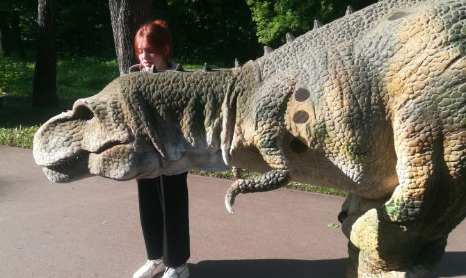 В Центральном парке Тулы на прогулку вывели динозавра