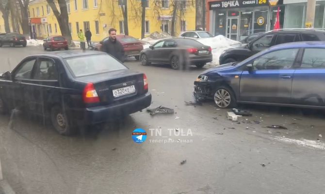 Улица 9 Мая в Туле встала в пробке из-за ДТП