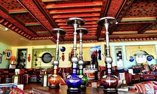 Россиян предупредили о риске заразиться коронавирусом при курении кальяна