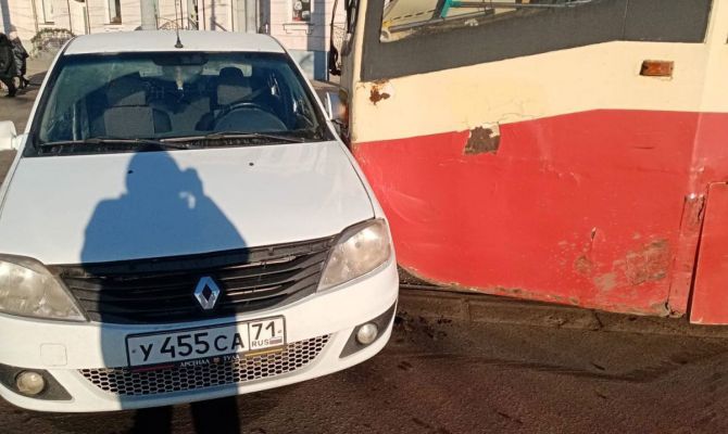 В Туле на улице Советской трамвай столкнулся с легковушкой