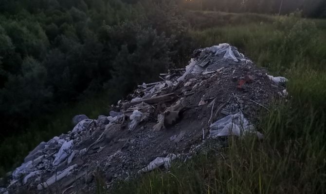 В соцсетях пожаловались на гору строительного мусора в Алексине