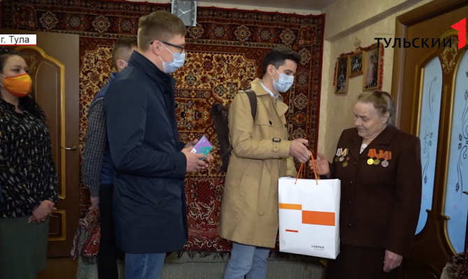 В Туле сотрудники металлургического предприятия поздравляют с Днем Победы старших коллег