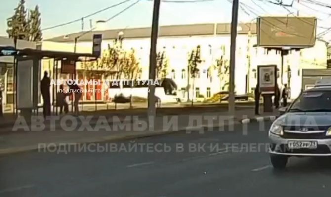 На Красноармейском проспекте в Туле женщина потеряла сознание на остановке