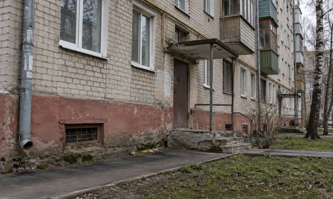 Туляк спрятал золото уснувшего собутыльника у фундамента дома