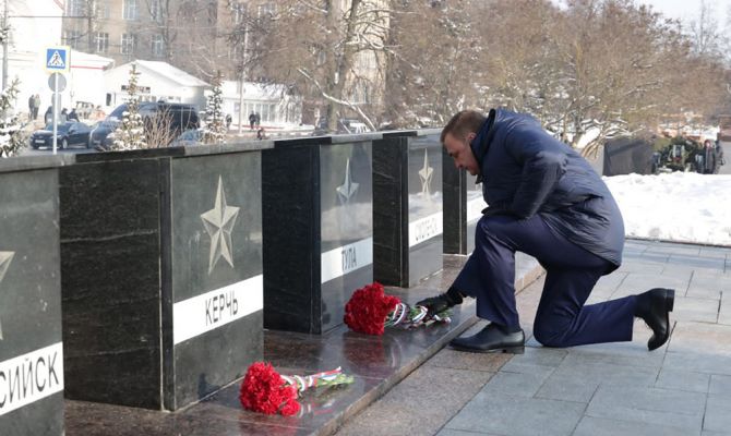 Алексей Дюмин возложил цветы к Вечному огню на площади Победы в Туле