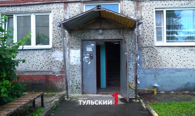 Жители поселка Иншинский из-за бездействия УК стали сами мыть подъезд