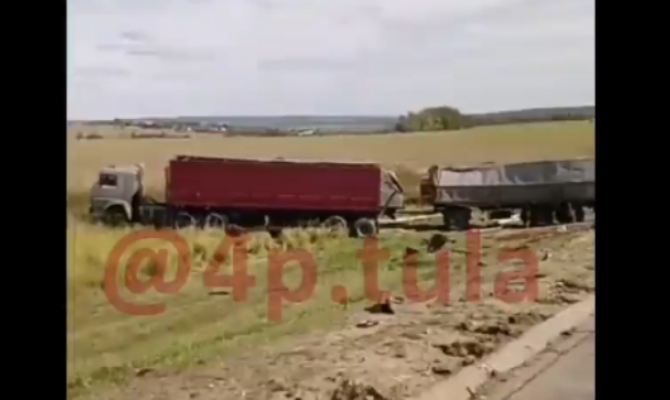 Под Тулой в кювет улетел большегруз с прицепом