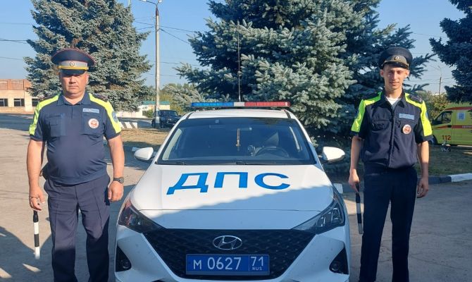 Тульские инспекторы ДПС помогли волонтеру доставить гуманитарную помощь в Курскую область 