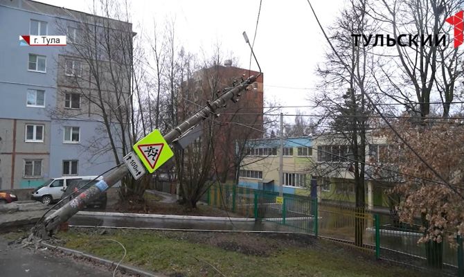 Поваленные деревья и разбитые машины: как Тула приходит в себя после штормового ветра