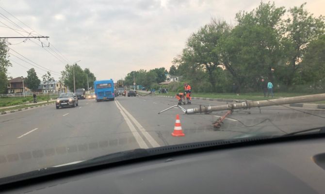 В Туле иномарка снесла два столба 