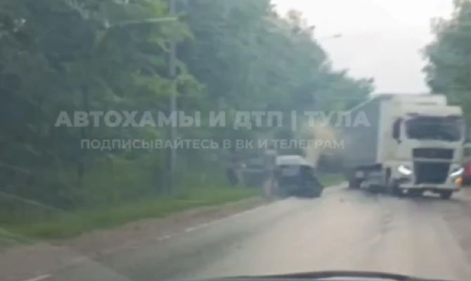 В Туле иномарка лоб в лоб столкнулась с грузовиком на улице Пржевальского
