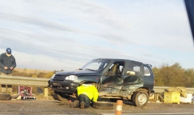 На трассе М-2 "Крым" в Тульской области столкнулись "Пежо" и "Нива" с прицепом