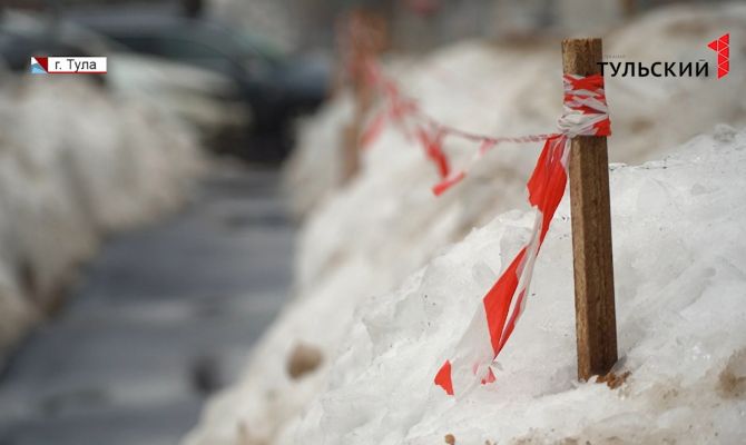 В Туле пенсионерка оказалась в больнице после падения наледи с крыши: следователи начали проверку