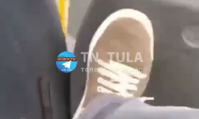 В центре Тулы троллейбус снес столб: видео из салона