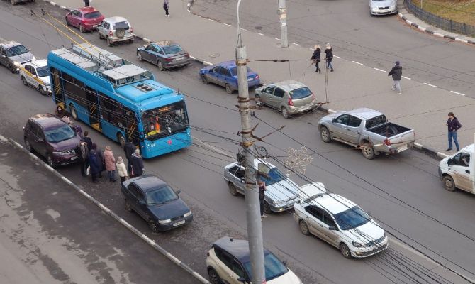 Из-за ДТП на улице 9 Мая перекрыто движение