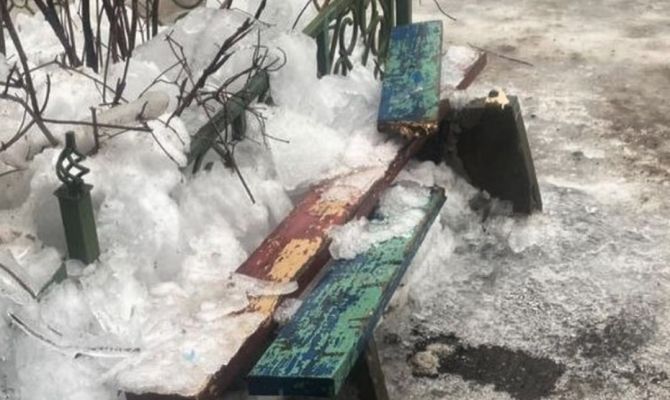 В Туле на ул. Вересаева огромная сосулька сломала лавочку у подъезда