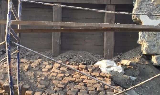 Под Богородицком во время отбивки штукатурки у жилого дома обрушилась часть стены