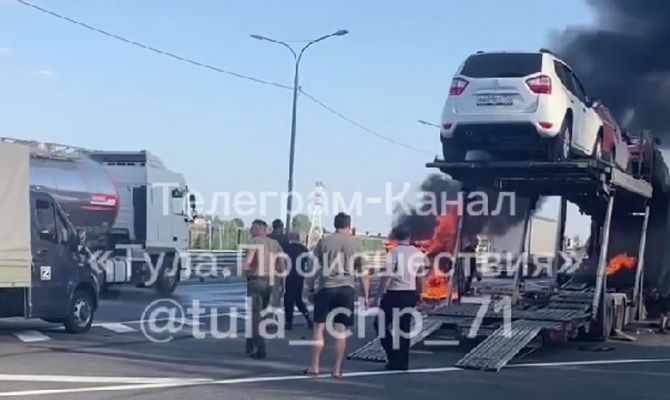 На трассе М-4 "Дон" под Узловой загорелся автовоз
