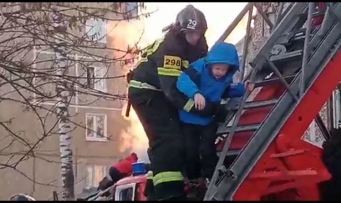 Из-под завалов рухнувшей 5-этажки в Ефремове вытащили ребенка: видео