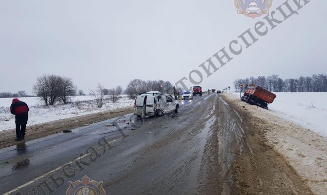 Под Алексином Lada Largus врезалась в Hyundai Sonata и отлетела под КАМАЗ