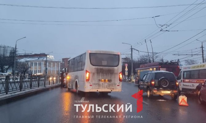 В Туле напротив Концертного зала рейсовый автобус попал в тройное ДТП