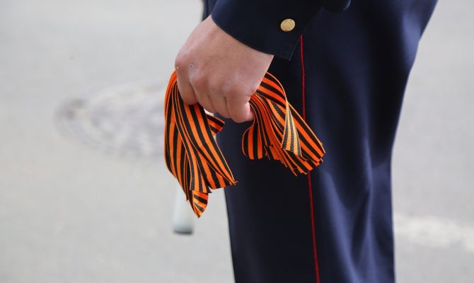 Сотрудники ГИБДД раздают тулякам Георгиевские ленточки