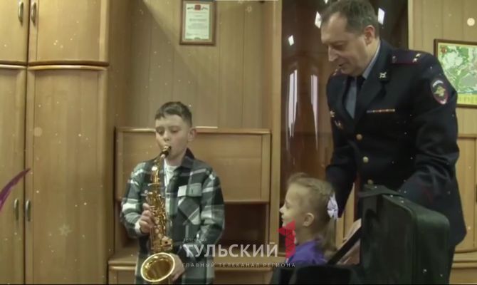 10-летнему мальчику из Рыльска подарили саксофон в Алексине