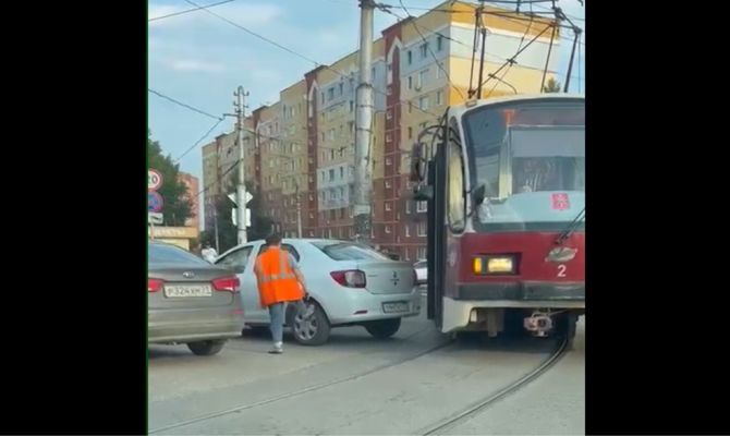 В Туле припаркованные автомобили не дали проехать трамваю