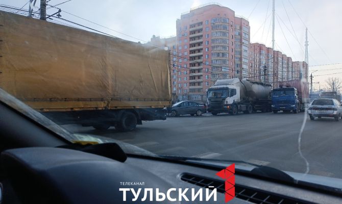 Из-за ДТП с грузовиком проспект Ленина в Туле "встал" в пробке