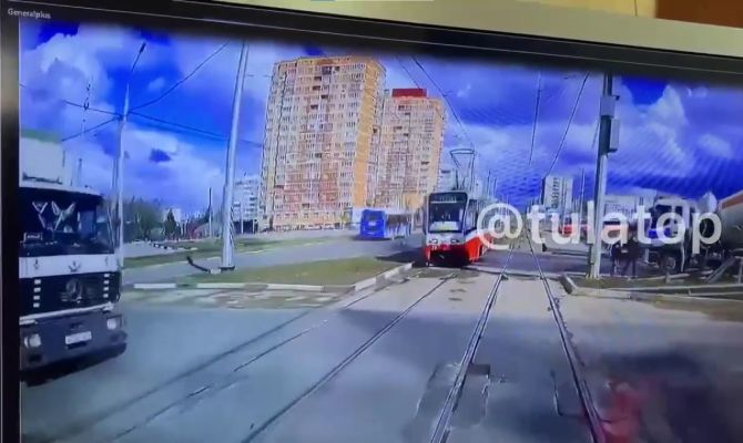 Жесткое ДТП с трамваем и грузовиком в Туле попало на видео