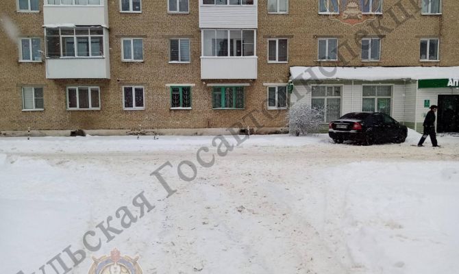 В Новомосковске во дворе дома водитель Ford Focus сдавал назад и сбил пешехода